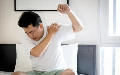 Fysiotherapie bij een frozen shoulder die pijnlijk is gedurende nacht en slaapproblemen veroorzaakt