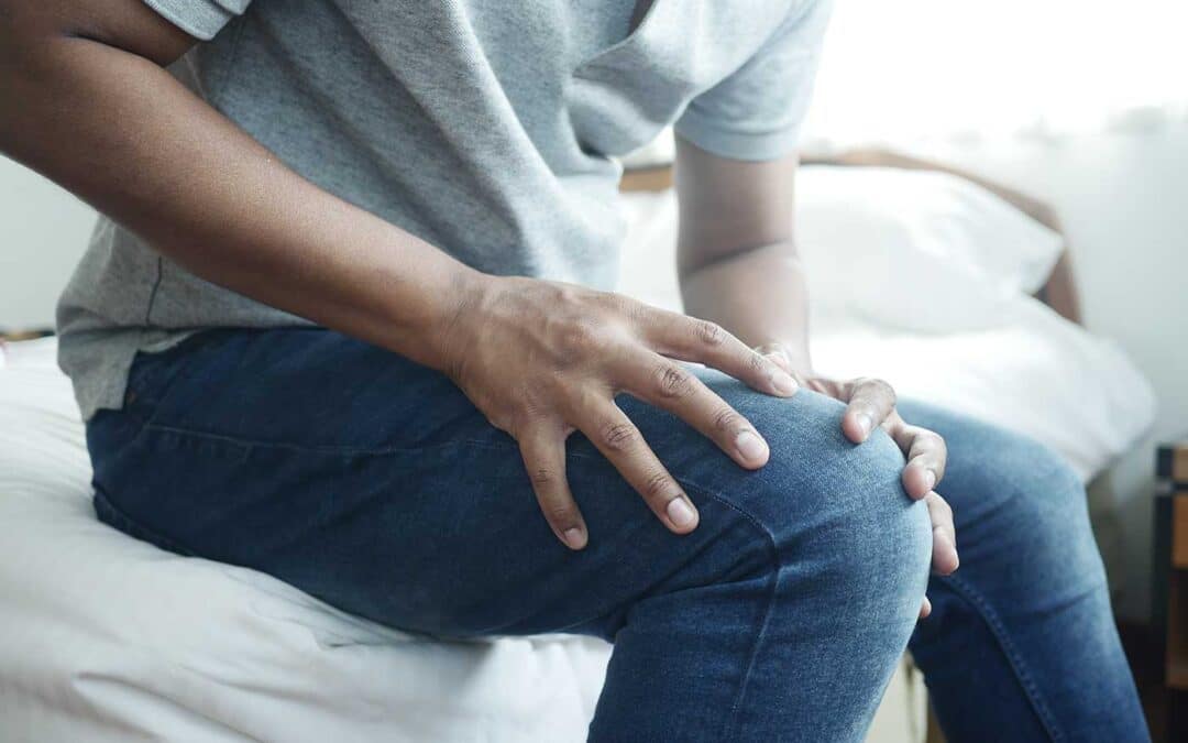 Wat is er aan de hand bij een zeurende pijn in de knie?