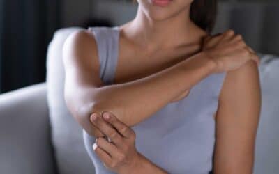 Hoe kunnen wij u helpen bij een stijve arm door een tenniselleboog?